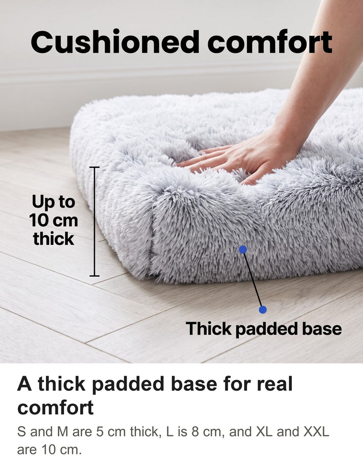 Cutaway corner of the dog crate bed showing the thick padded base up to 10 cm thick